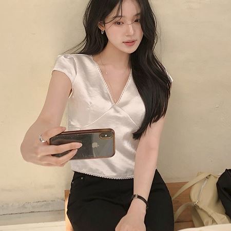 Dongdaemum Women’s Shirts, Tops & T-Shirts, a testament to the elegance and quality of wholesale Korean fashion.