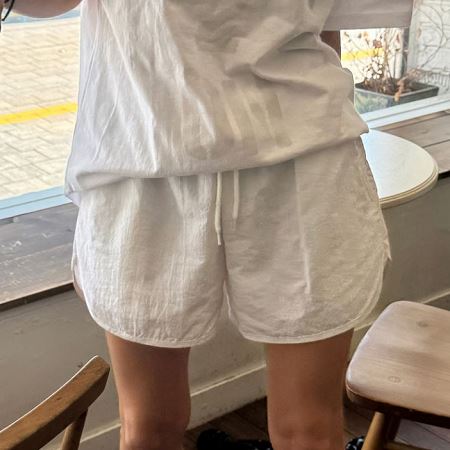 Dongdaemum Women’s Pants, a testament to the elegance and quality of wholesale Korean fashion.
