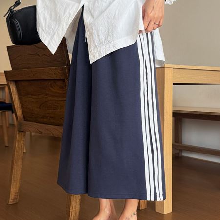 Dongdaemum Women’s Pants, a testament to the elegance and quality of wholesale Korean fashion.