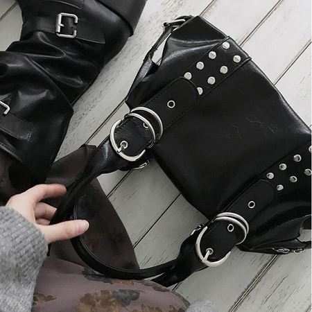 Dongdaemum Women’s Handbags, a testament to the elegance and quality of wholesale Korean fashion.