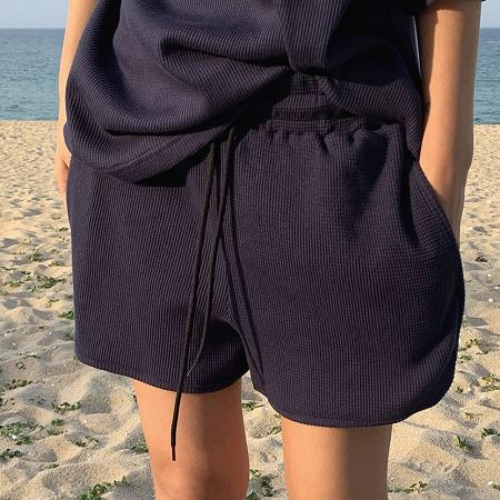 Dongdaemum Women’s Pants, a testament to the elegance and quality of wholesale Korean fashion.