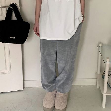 Dongdaemum Women’s Pants, a testament to the elegance and quality of wholesale Korean fashion.