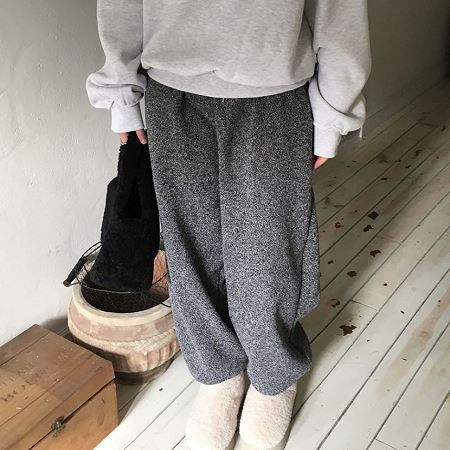 Dongdaemum Women’s Pants, a testament to the elegance and quality of wholesale Korean fashion.