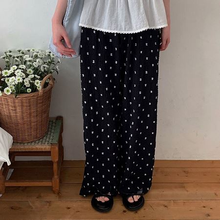 Dongdaemum Women’s Pants, a testament to the elegance and quality of wholesale Korean fashion.