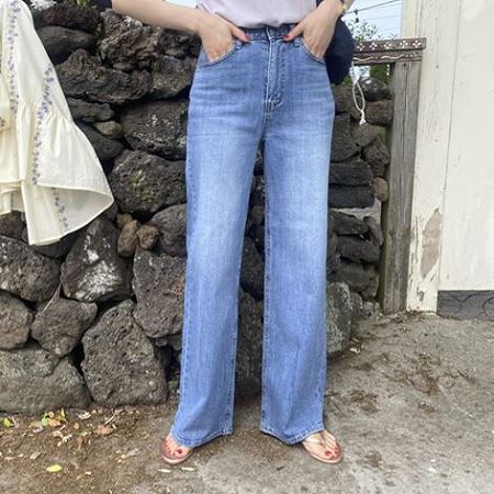 Dongdaemum Women’s Pants, a testament to the elegance and quality of wholesale Korean fashion.