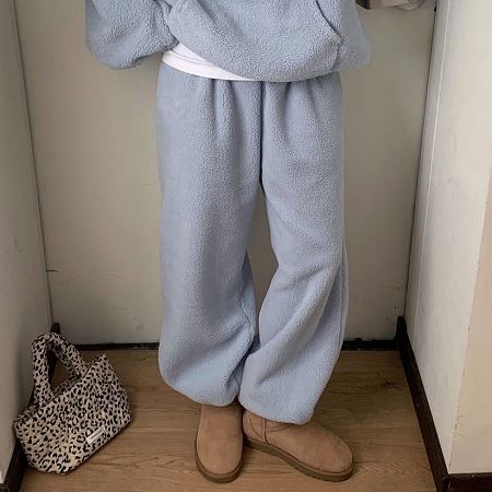 Dongdaemum Women’s Pants, a testament to the elegance and quality of wholesale Korean fashion.