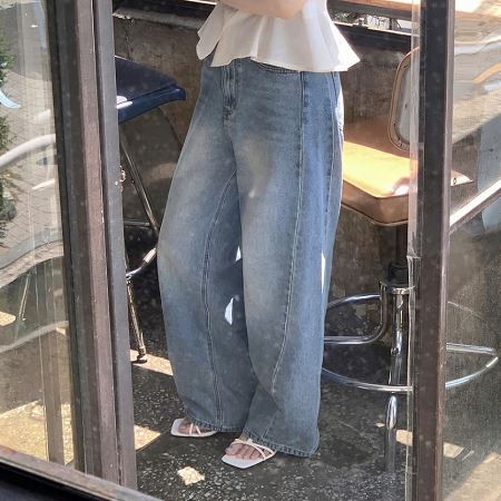 Dongdaemum Women’s Pants, a testament to the elegance and quality of wholesale Korean fashion.