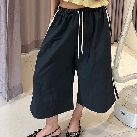 Dongdaemum Women’s Pants, a testament to the elegance and quality of wholesale Korean fashion.
