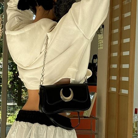 Dongdaemum Women’s Handbags, a testament to the elegance and quality of wholesale Korean fashion.