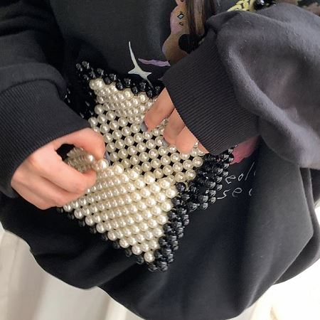 Dongdaemum Women’s Handbags, a testament to the elegance and quality of wholesale Korean fashion.