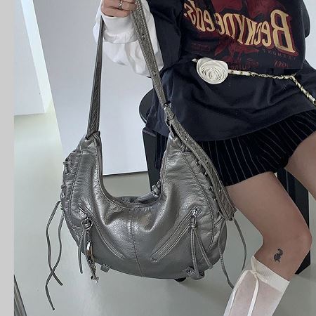 Dongdaemum Women’s Handbags, a testament to the elegance and quality of wholesale Korean fashion.