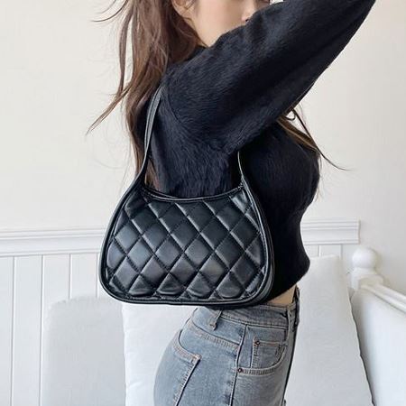 Dongdaemum Women’s Handbags, a testament to the elegance and quality of wholesale Korean fashion.