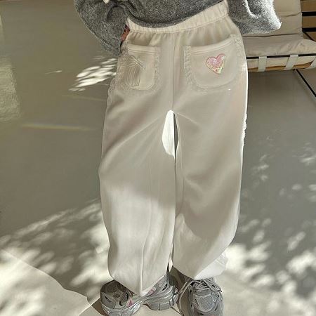 Dongdaemum Women’s Pants, a testament to the elegance and quality of wholesale Korean fashion.