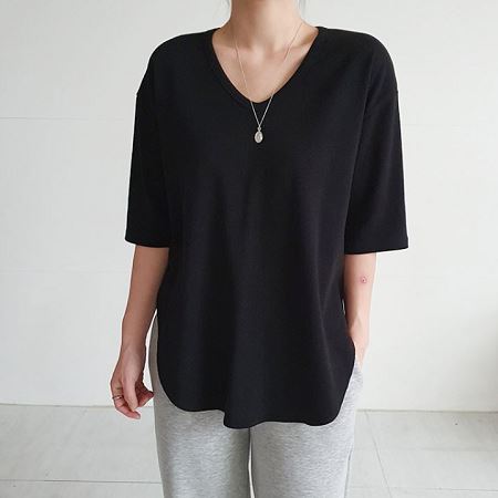 Dongdaemum Women’s Shirts, Tops & T-Shirts, a testament to the elegance and quality of wholesale Korean fashion.