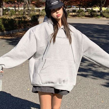 Dongdaemum Women’s Shirts, Tops & T-Shirts, a testament to the elegance and quality of wholesale Korean fashion.