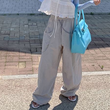 Dongdaemum Women’s Pants, a testament to the elegance and quality of wholesale Korean fashion.