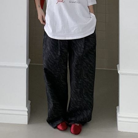 Dongdaemum Women’s Pants, a testament to the elegance and quality of wholesale Korean fashion.