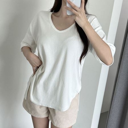 Dongdaemum Women’s Shirts, Tops & T-Shirts, a testament to the elegance and quality of wholesale Korean fashion.