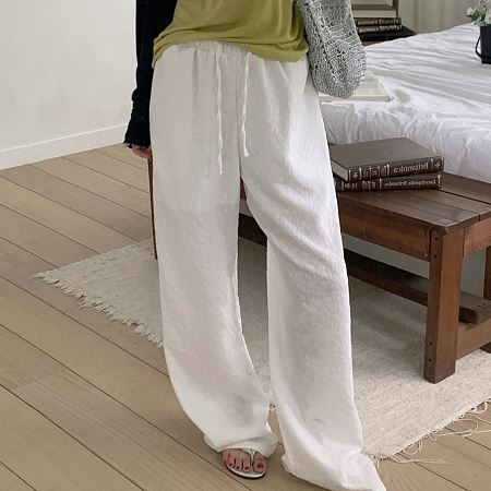 Dongdaemum Women’s Pants, a testament to the elegance and quality of wholesale Korean fashion.