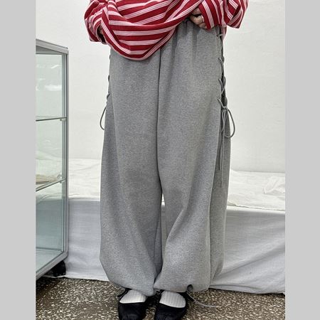 Dongdaemum Women’s Pants, a testament to the elegance and quality of wholesale Korean fashion.