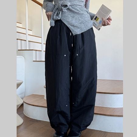 Dongdaemum Women’s Pants, a testament to the elegance and quality of wholesale Korean fashion.