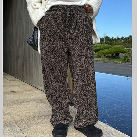 Dongdaemum Women’s Pants, a testament to the elegance and quality of wholesale Korean fashion.