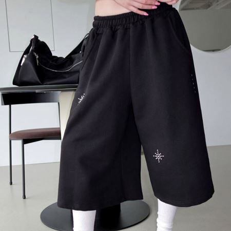 Dongdaemum Women’s Pants, a testament to the elegance and quality of wholesale Korean fashion.