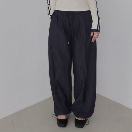 Dongdaemum Women’s Pants, a testament to the elegance and quality of wholesale Korean fashion.