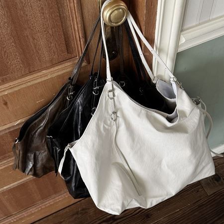 Dongdaemum Women’s Handbags, a testament to the elegance and quality of wholesale Korean fashion.
