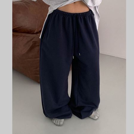 Dongdaemum Women’s Pants, a testament to the elegance and quality of wholesale Korean fashion.